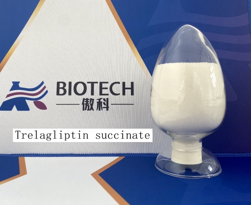 Succinate 1029877-94-8 Trelagliptin λευκό στη σχεδόν άσπρη κρυστάλλινη σκόνη C22H26FN5O6